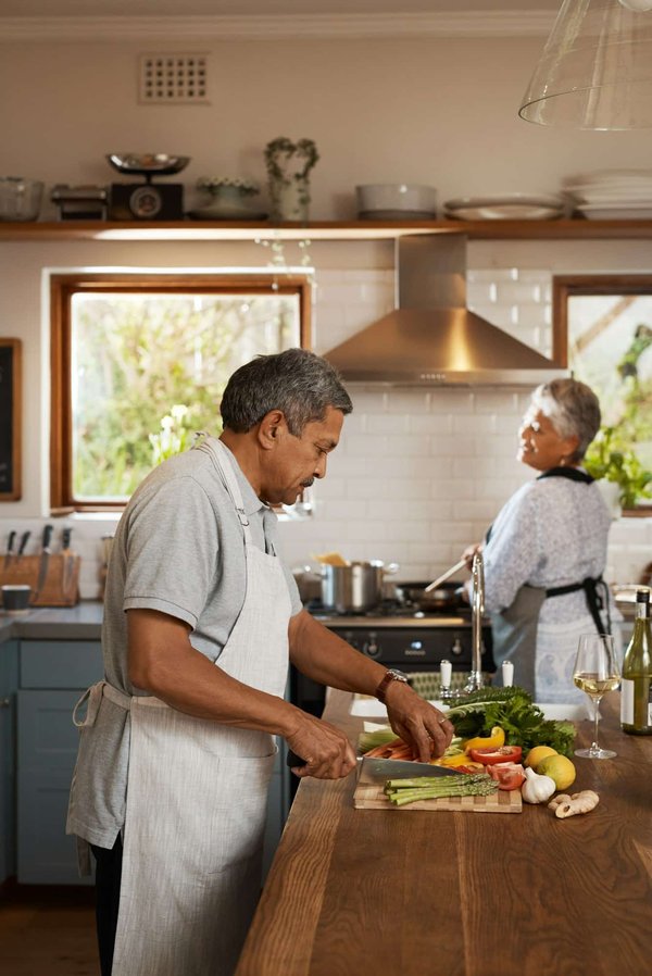 Comment marier des vêtements à carreaux avec des tenues de soirée pour un look audacieux ?